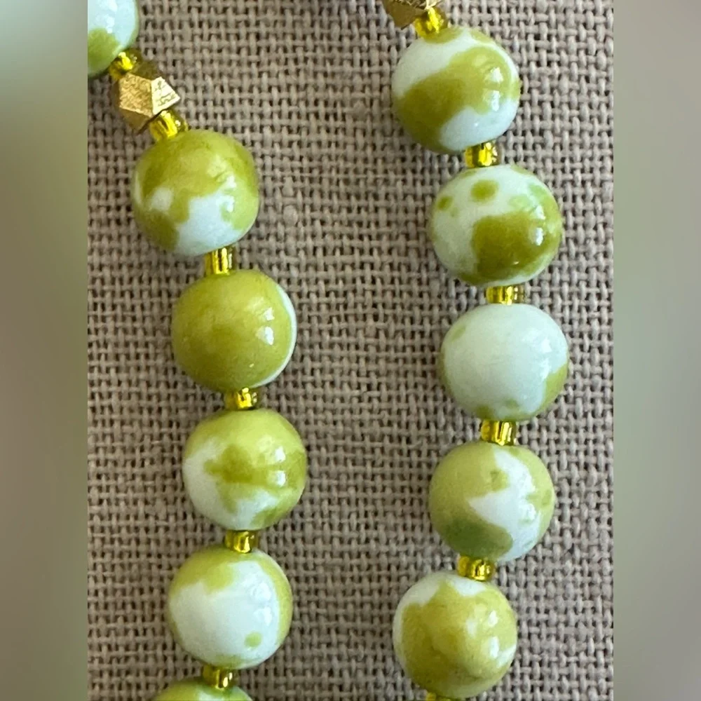 22-1/2 inch Elegant Green Beaded Necklace with Gold Accents - Picture 7 of 14